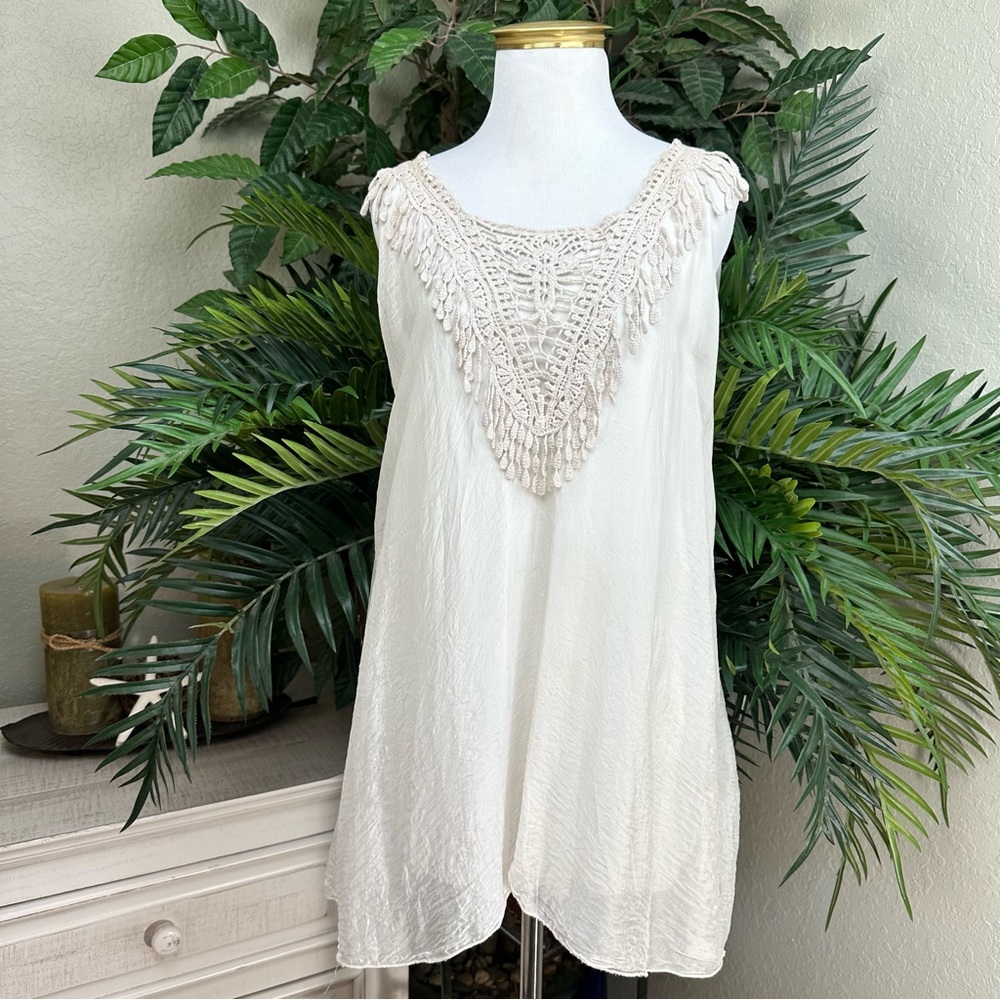 DETAILS - M Cream Colored Sleeveless Silky Layered Fringe Top